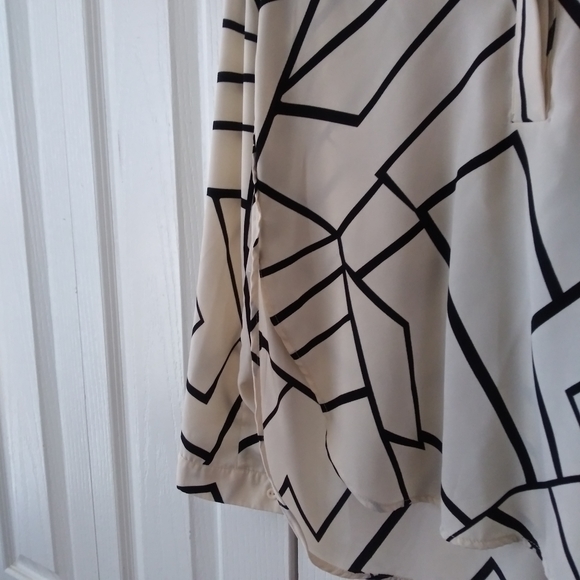 Forever 21 Cream and Black Top Size Small - Picture 5 of 6